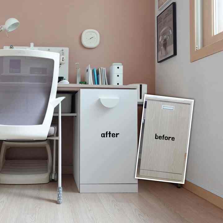 ホワイトカラーデスクでワークスペースを飾りたい
既存の机を簡単にリフォームして使用中です。

本当に古い机だから最初は変えたかったのに
長く使って愛着もあって、まだあまりにも遠くて惜しいんですよ。

私が使ったインテリアシートは気泡ができません。
初心者でも簡単に取り付けることができ、
使いすぎて汚れたら取り外すのも楽です。
生活防水＆カビ防止にもなるから
雰囲気を変えてみたい家具に使えていいです。



#インテリアノウハウ
＃作業室＃書道を飾る＃机を飾る
#デスクテリア #デスクテリア小物
＃ポスターフォトフレーム＃机の照明＃IKEA照明
＃家具フォーム＃インテリアシート＃家具ハンドル
＃コンスープ記録集
