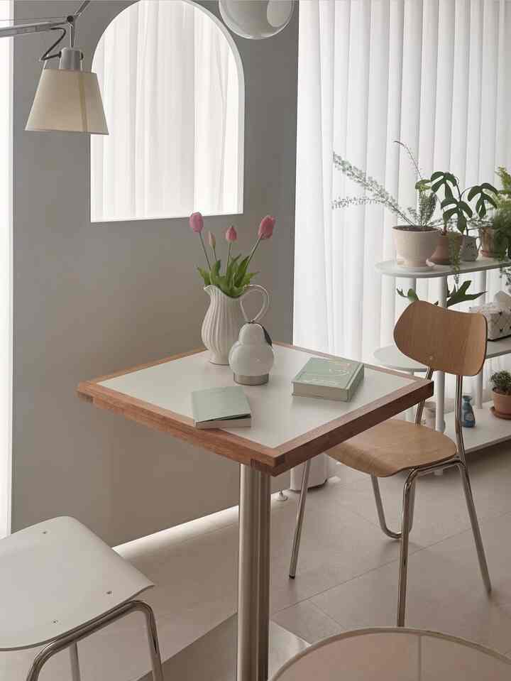 
＃かわいいテム最高です＃コンスープ記録集

リビングルームの窓辺に小さなカフェゾンを作りました☕️

最近本を読んだり働いたりするとき
自然にこの空間に座るようになりましたよ📖

4ニャンが執事と家具を選ぶときにスクラッチに敏感な方なのに、
LPM締め切りなので気軽に楽に書くのが好きです➿🤍

E0グレード素材だからもっと安心になって
フレームもずっしりと揺れることなく安定感あります✨

デザインまで綺麗でリビングの窓辺を見るたびに
気分が良くなる最近 🤭

見るほど好きなテーブルですよ🤍

＃リビングルーム＃リビングルームインテリア＃リビングルームスタイリング＃ホームカフェゾン＃カフェゾン＃カフェインテリア＃テーブル＃ソダムギャラリー＃クロテーブル＃原木テーブル＃カフェテーブル＃スピーカー＃マジス＃オブジェクト＃小道具＃新婚旅行のインテリア＃コミュニケーション 