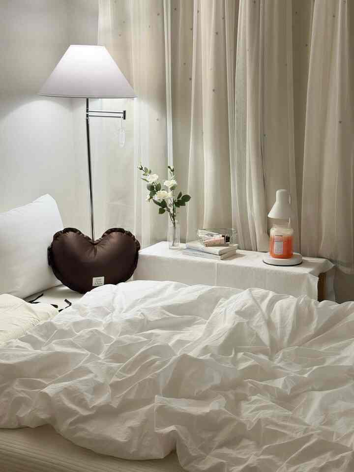 I lifted the bed that was against the wall and placed a lamp and a shelf there~

I put books and hand cream on the shelf, so I read when I'm bored and apply hand cream frequently☺️

It used to be right against the window and a cold draft would blow in, but it feels so much better now that I've raised the space, so I wondered why I hadn't done it sooner hahaha

#CornSoupRecords #인테리어노하우 #좁은집인테리어 #원룸인테리어 #자취방꾸미기 #집꾸미기 #침실스타일링 #침실인테리어 #홈스타일링 #집순이 #차렵이불 #호텔침구 #선팔 #맞팔 #소통 #자취방인테리어 #8평