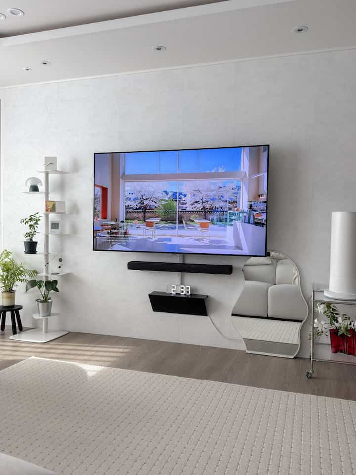 再生回数爆発したセルフインテリアアートウォール情報を共有します💖

✅使用製品と数量
•ブランド：HANWOO
•製品名：接着ボード/タイルHWW201
•所要量：25坪アートウォール一面基準5セット 
  （切り取った方言を除いて数量完璧にフィットしました！😊）

昔のアートウォールは光沢感があったり、トーンが重くてリビングが狭く見える感じでした。 
アートウォールが明るくなったので、窓辺の食卓に座っていたとき、光もはるかによく反射しましたよ🖤
大きな家具を変えるよりもこんなに面積の大きい壁面のトーンを整理するのが本当の＃賢明な消費だと思います！

💡購入前に失敗しないヒント！
•無料サンプルリクエスト：製品のQ＆A掲示板に受け取った情報を含むサンプルリクエストを残します。全製品サンプルを無料でお送りしますので、私たちの家の照明と家具のトーンに合うかどうかを事前に確認してみることができて本当にいいです。

💡私だけのささいなヒント
後で原状復旧したいかもしれないので、 
全体を全部離さず両側の罫線だけを離して貼りました。
固定力は十分であり、後で取り外す心配も少なかった😊

直接貼ってみると、1時間で完成するほど
とても手軽で、家全体のムードが一層綺麗になって 
アートウォール前の植物もはるかに引き立つ感じ！

セルフインテリアを悩んでいる方、 
コスパとクオリティがとれたこの組み合わせおすすめですよ！
気になる点はコメント残してください！ 🙌🤍

＃コンスープ記録集