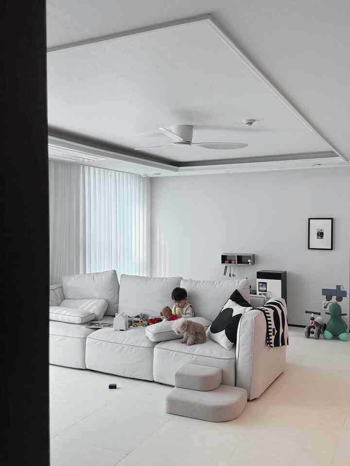 ＃コンスープ記録集#屋内自転車 

週末に掃除して、突然夫がソファの位置を変えるとは言わなかった？と尋ねる言葉で

この時だ！したい 

すぐにソファの位置を変えました。 
前に3.5引用を書いたときにこの構造でした。 
変えたソファで、この構造は初めてです。

確かに空間を分類する感じがし、裏側の子供の遊び空間はいくら乱れてもソファで覆われる。 
一度は！ ㅋㅋㅋㅋ 

もともと私の最初の考えは 
子供遊び空間に食卓を置いてホームカフェ席を作ることでした。

今食卓空間に子供遊び空間を置いています。

どうしてもすぐには実現できない状況だが！
リビングエリアの活用に参考にしてほしいと思います❤️