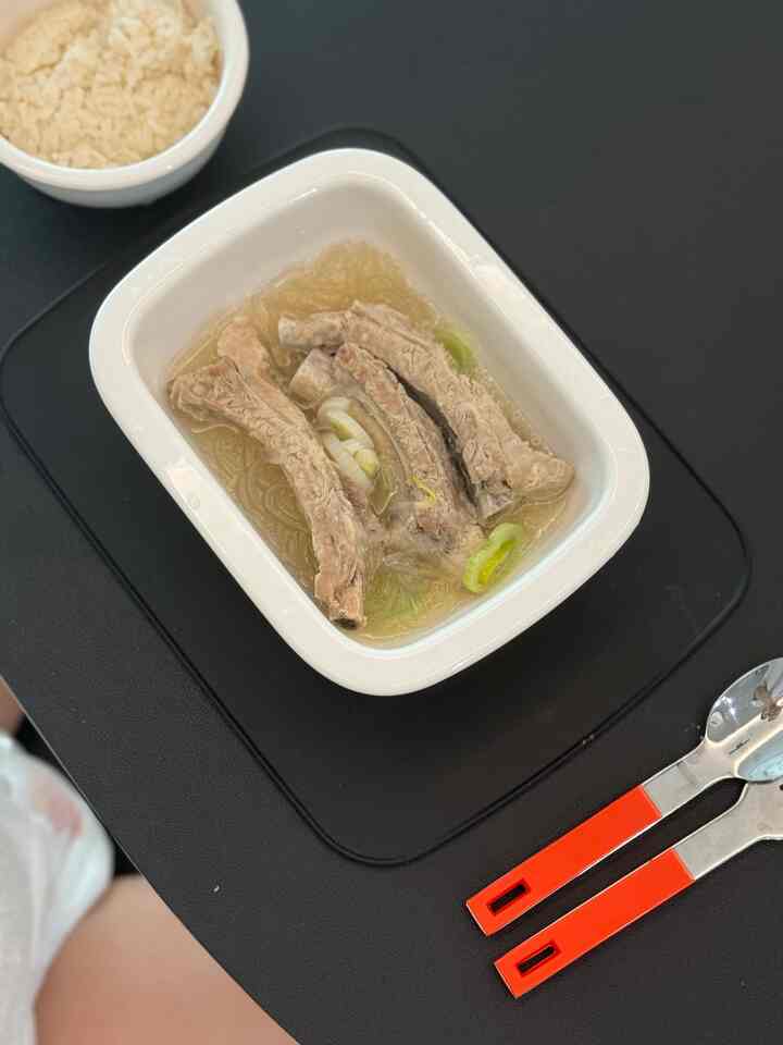 #아이식기 #디저트커트러리 #아노바 #유아식기 #반찬 #아이반찬 #아이식단 #식탁커버 #식탁매트 #블랙인테리어 #싸이벡스 #싸이벡스레모  #저녁밥상 #육아일상 #육아템 #아이가있는집 #타원식탁 #맞팔선팔 #선팔맞팔 #선팔 #맞팔

今日の昼食には、家に二人の男を補給するように言う 
バクテを煮てくれました。

バクーテはシンガポール保養食です 
韓国のカルビタンのような感じです。 

豚の鍋をじっくり煮込んで食べる料理です:)

子ども胡椒は添加せず、旦那は好きな胡椒パクパク振りかけてくれました。

二人とも美味しく芽生えてくれたらよかったですよｗｗｗ 難しくないのでしばしばしてあげようと思います。子どももらカルビ雑気楽しく煮て食べましたが、初めて与えたものを食べ、残りの焙煎も煮て、もしかしたら食べようとしてくれたご飯もほとんどすべて食べましたよｗ 

スープはジイイのおいしいですよ👍🏻