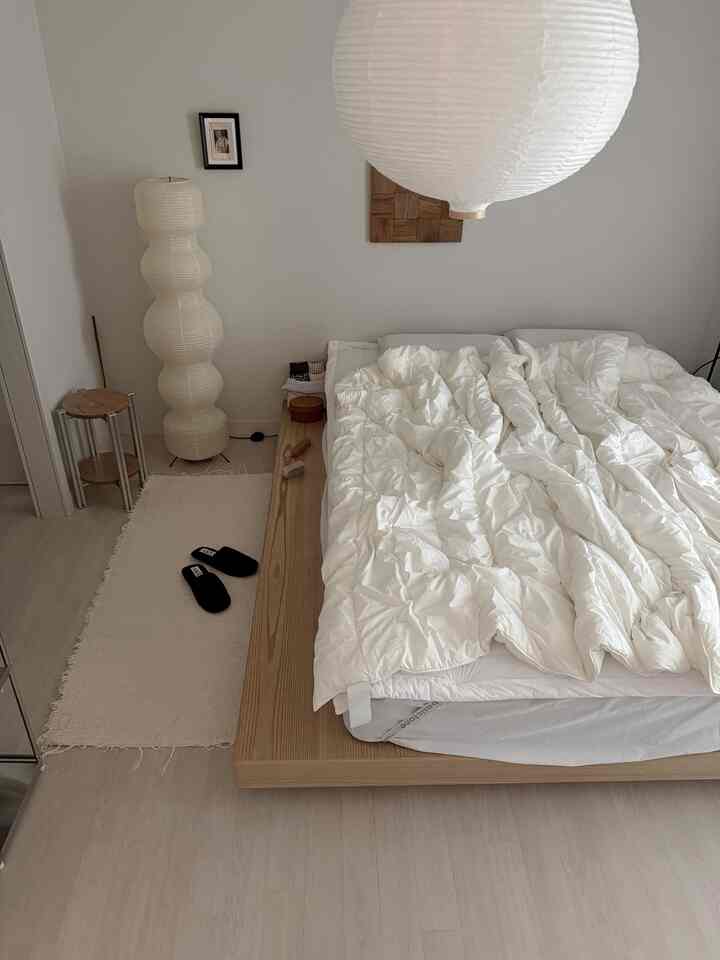 暖かい原木感が好きな人の寝室ですよ🤍
私には家で一番愛情を込める空間なのに、飾るときに気になったこと、今日一度解いてみましょう！

最も気にかけたのは色の組み合わせでしたが、ホワイト、ベージュ、ライトウッドが3つのトーンを重点に合わせてくれました。あまりないと思っても色がある程度統一されるから空間がきれいに整理されたんですよㅎ_ㅎ

ベッドはウッド低床型フレームに合わせられていますが、高さが低いから上の余白ができて意外に実際よりスペースがより広く見える効果もあります:)

ポイントとしてこだわりのウォールナット感の壁オブジェも一つ歩いてくれましたが、完全に統一されたトーンではないのにむしろ空間がより立体的に見えました。 

寝室のウッドインテリアをお悩みの方に少しでも役立ててほしいです、、🫶

＃コンスープ記録集＃インテリアノウハウ＃ベッドルームインテリア＃ウッドインテリア＃ベッドルーム飾り＃ベッドルーム＃ホワイトウッドインテリア＃ウッドスタイリング＃ウッドトーン＃ベッドルームスタイリング＃ミニフレーム＃壁飾り＃ホワイトベッド 