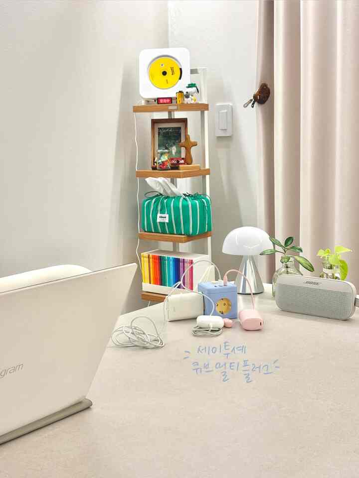 #오감리뷰 プログラムを通じて製品を提供され、直接使用してスタイリングした後期です。

機能とインテリア 一度に掴んだマルチタップ
Saytouche マルチキューブプラグ 🔌

家に必要なマルチタップです。
きれいならいいじゃないですか！ 
セイチューシェのマルチキューブプラグは 
きれいそして機能の二匹のウサギをつかみました🐰🐰

✔️機能
ソケット3口、USB2個、Cタイプ1個が使用でき、
PD 20Wの高速充電まで可能です
3520Wの高容量なので安全です  
電源ボタンがあるので線を切る必要なく 
on/offで安全に使えますよ

✔️デザイン
デザインを気にするのが感じられる製品です。
ビビッドな色からパステルカラーまで
様々な色があり、私の家に似合う 
色で選べます 
私たちは「パステルブルー」の色を選びましたが🩵
水色と黄色の色がとてもよく似合いましたよ💛
コード線もきれいで隠す必要はありません、 
むしろ見せたいデザインです。
他の色もとても貪欲だということ..！

✔️パッケージ
ハードペーパーボックスに入っている
家は贈り物としても良いパッケージです。 
厚いパッケージボックスは捨てずに  #인테리어멀티탭 #데스크테리어 #책상꾸미기 #공간포인트 #멀티탭추천 #집들이선물추천 #세이투셰 #saytouche