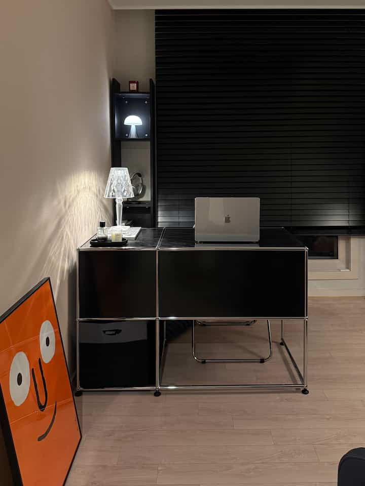 #나다운공간

📍趣味とリラクゼーションスペース

一人で本を読んだり、ラップトップをしながら
静かに時間を過ごすのが好きだから
家にぜひ私だけのワークスペースを作りたかったです。 👩🏻‍💻

この空間はブラックトーンで飾られた空間です。
私の好きな雰囲気と好みをたくさん反映した空間です。

USMデスクの上には照明と
私の好きな香り、小さなオブジェを載せました。
棚にも一つずつ集めてきた照明とオブジェを置きました。

照明をつけて座って本を読んだり、
何も考えずに座っている時間も
私にとっては本当に良い時間です。

時にはマッサージチェアに座って
しばらく休んで休憩を取ることもあります。 💆🏻‍♀️

静かに一人で時間を過ごしたいときは、
考えを整理したいときは、
本を読んだり音楽を聴いたりするとき
いつもこの空間に座るようになると思います。  #FTC22 #FTC22기 #FTC22기이야기 #FTC기록 #서재방인테리어 #서재방꾸미기 #서재방조명 #조명추천 #조명맛집 #usm책상us1 us #오늘의집