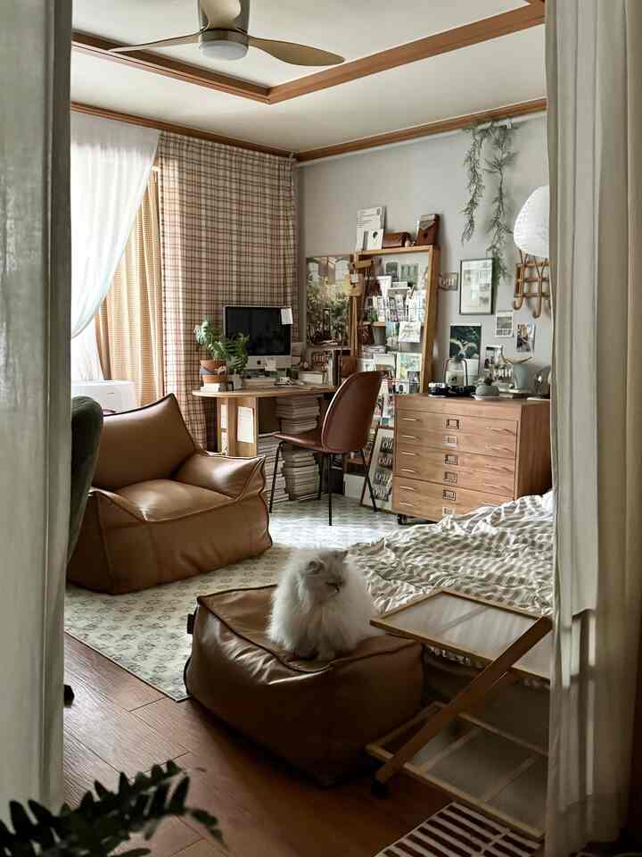 成形色と合うオークトン家具でいっぱいです。
暖かさと居心地が二倍三倍です〜〜🪵🤎

＃コーンスープ記録集#チェックカーテン #ビンテージカーテン