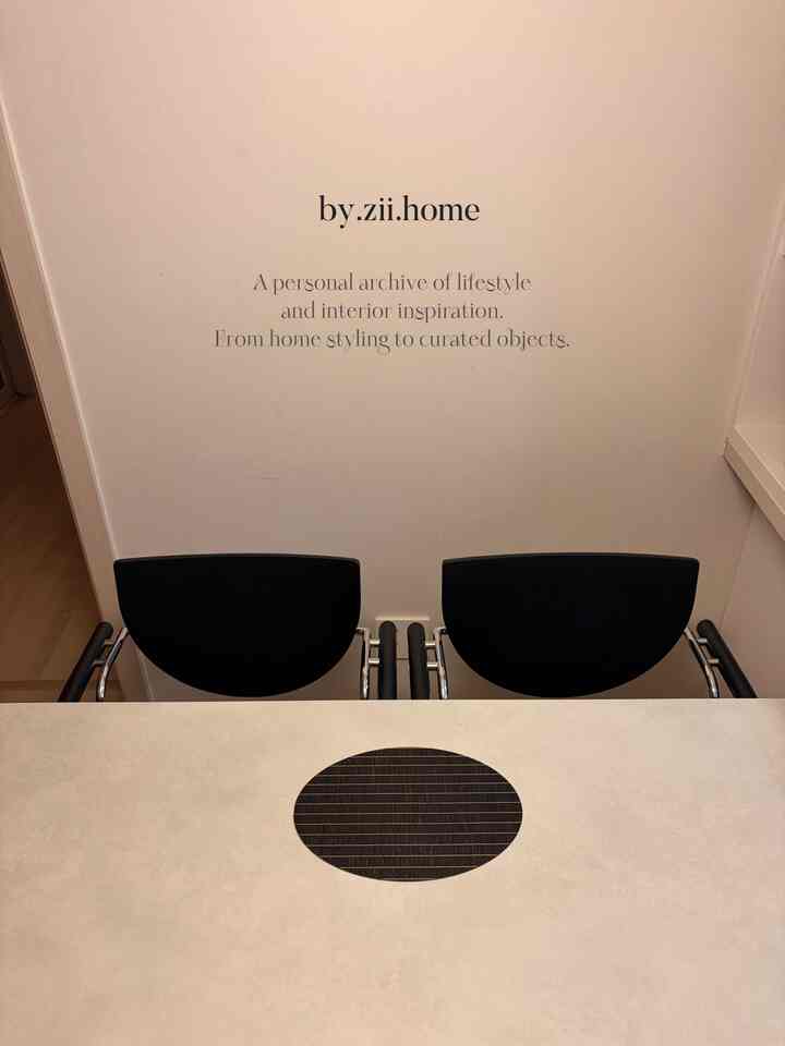 #ナダスペース

二番目に紹介するスペースは
キッチン？リビングルーム..？ 😅

新婚旅行に引っ越してから3日しかできません。 
まだどこでも整理できませんでしたㅜㅜ
もともと数日ずつつかんで整理するのでしょう。 🥶

大きな家電/家具は凍った。
まだ残り物の整理や、小物は注文前だから
お見せするスペースが多くないですね^^;

キッチンの方はとてもバンティーキッチンです。
すぐに変える予定なのに！
必要なのは注文だけしておいて、まだ実行に移していません。

夜勤の職人が家を整理して飾るには
あまり時間がありません。

それでも近いうちにまとめてまたご紹介します！
期待してください… ？ 🫶🏻

＃私が最も見栄えの良い空間