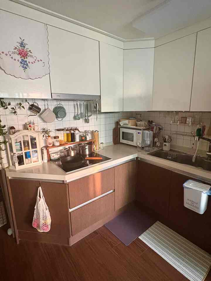 ウッド感性キッチンインテリア🌿🤎

水をたくさん使うキッチンには原木素材の製品を書くのが少し気になりました。特に食器類や調理器具は管理する本当の自信がなく、できるだけ他の小物で使用できるように構成してみました。 

塩やパスタ麺のように乾式材料を入れる樽は原木のふた素材で感性を生かし、オイルや醤油など液体類を入れた調味料はカラーだけウッドカラーの製品を使用しています。  管理は楽で遠くから見るとまるで原木のような錯覚を与えることができてよかったです。
下部長は結が生きているシート紙を使って管理は楽ながらもウッドのような感じに十分出ていいよ☺️

＃コンスープ記録集＃木製キッチン＃下部シートシート＃キッチンシート 