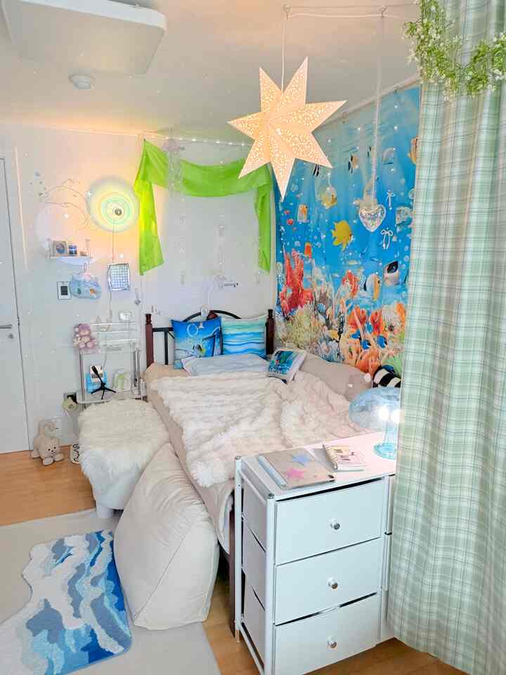 🫧frutiger aero room🫧🐬🌱
私たちが約束した希望の未来💚
彩度の高いライム色と玉色でポイントを与えた寝室です！

＃コンスープ記録集 #インテリアノウハウ 