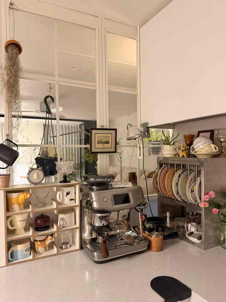 ＃賢明な消費＃コンスープ記録集

久しぶりに見上げるホームカフェゾン〰️🤍

ブレヴィルコーヒーマシン入りカフェ行く回数がたくさん減りました！

自宅でも美味しいコーヒーを楽しめ、心地よいコーヒーの香りまでソルソル-☕️

賢明な消費ではないかと思います！

#ホームカフェゾン＃メイド＃小道具＃オブジェクト 
