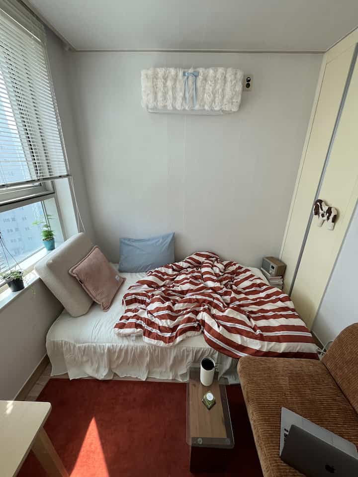 レッドでポイントを与えた5坪の小さな部屋、思ったよりはるかに雰囲気が生き残る。
全体を飾るよりクッション、ポスター、小さな小物のようにポイントだけ与えるのが核心。
ホワイトやベージュベースにレッド1〜2ヶ所だけ入れても部屋がはっきりと鮮やかになる。
照明は明るすぎるよりも暖かいトーンに合わせると赤がよりきれいに生き残る。
小さな空間ほど色は「小さくして強調」するのがはるかに広く見えるヒント。
まあこれ以上入れるより今ポイントを維持するのが一番センスある。

＃コンスープ記録集
＃小さな部屋のインテリア＃5平方飾り＃レッドポイント＃ワンルームインテリア＃家の装飾＃感性インテリア