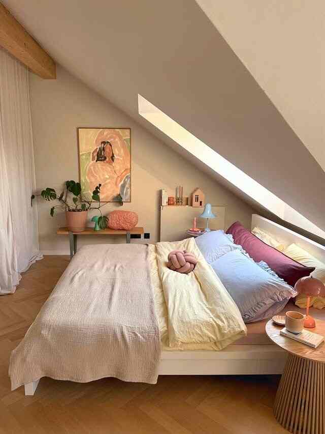 Soft neutrals, gentle light, and cozy layered bedding 🌙✨
 An attic bedroom that feels peaceful and lived in, perfect for slow starts and quiet nights.

Credit: @hej_sylwi

#CozyBedroom #ScandiStyle #WarmInteriors #HomeInspo