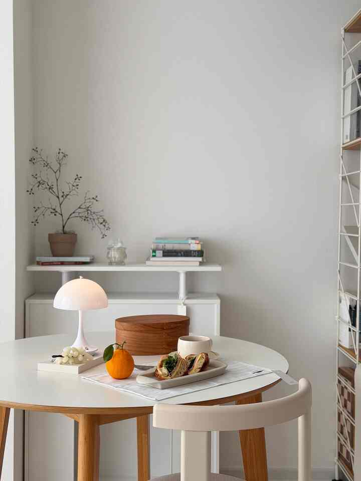 今日のランチはジャンボンブールサンドイッチとアールグレーの紅茶、かわいい葉のあるハンラボンですよ🍊
新しく買ったキッチンクロスを敷いてみましたが、感じすぎてきれいではありませんか？
ハシュタエトルキッチンクロスなのにやっぱりハシュタがキッチンクロスのグルメなのかなぁ🤍
愛情のあるインソイルロングプレートも、毎日使うジャラホームマグもみんな私の好きなものだからもっと気持ちいいランチ:)


＃プリティテム最高屋＃コンスープ記録集＃キッチンクロス＃ハシュタ＃ホームカフェ＃プレーティング＃ブランチ＃ホームブランチ 