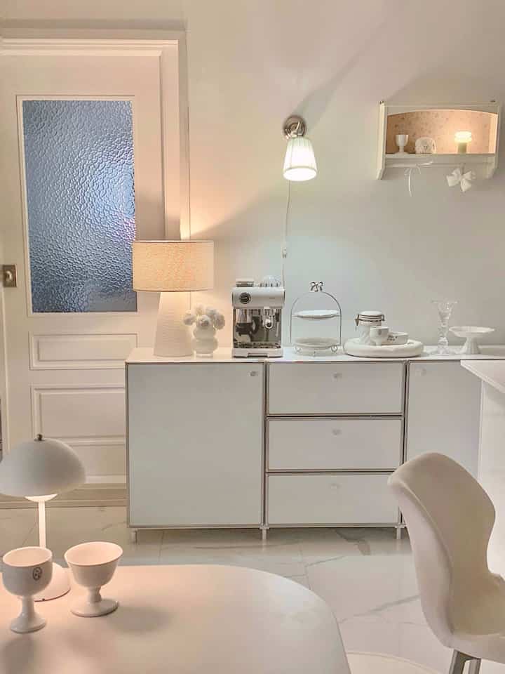 かわいい私のホームカフェ☕️
外に出なくても自宅で香ばしいコーヒーの香りを楽しみながら、美味しいコーヒーを楽しんでいます。 

良い価格でクリーム色の素敵なデザイン 
さらに、研削/タンピング/抽出/スチームが一度になるリキュールオールインワンコーヒーマシンです。 
ドングルドングルかわいいレトロデザインのスイッチがとてもきれいですね🥹操作がしやすく誰でも美味しいコーヒーを自宅で楽しめますよ。 
香り高いエスプレッソ、簡単なカプセルコーヒー、ミルクスチームで香ばしいラテまで☕️🥛

18段階の粒子調節が可能なコニカルバーのおかげで、コーヒーの味がいつもとても美味しいです。 
外部に露出したグラインダーは洗浄も簡単です。 

可愛いホームカフェの完成はリキュールオールインワンコーヒーマシンいかがですか 🤍


＃コンスープ記録集＃ホームスタイリング＃サリム＃キッチン整理＃キッチンシェルフ＃アイランドダイニングテーブル＃コーヒーマシン＃キッチンライト＃調理器具＃キッチン用品