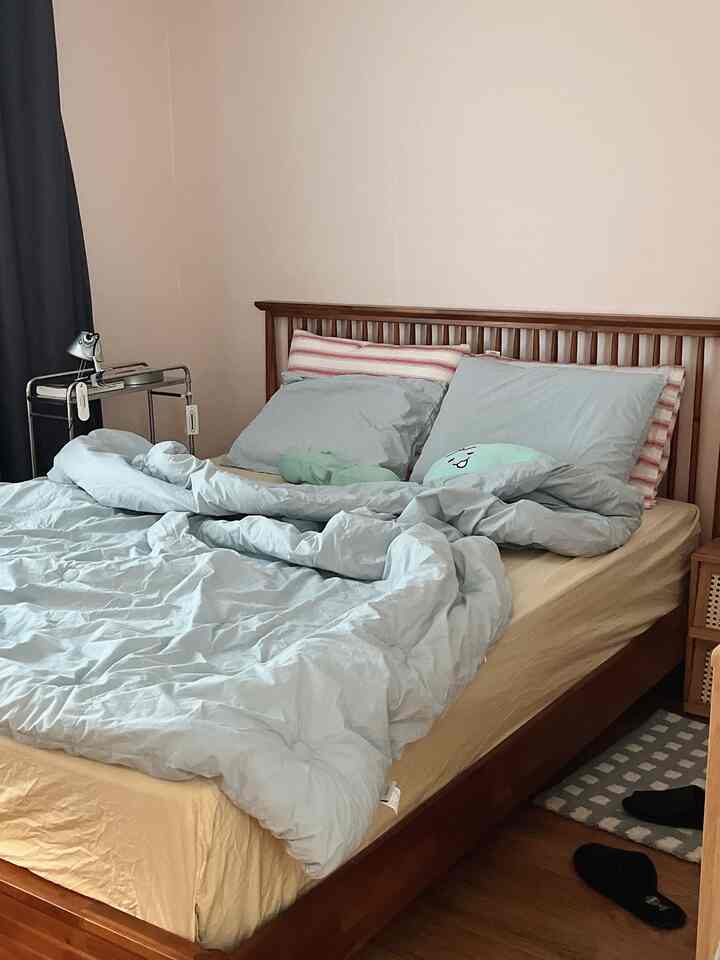 ＃賢明な消費を使ってからもう2年は加わったニッチ攻略必須テム！鉄テリアスリムトロリーです。

ベッドで寝る前に、本や映像よりも携帯で、モノですぐに置いて寝て、上下に固定させずに便利なトロリー⛓️マイクロピン自慢の相性です。 

かつて人気があった棚ですが、私はまだあちこちで使いすぎています🔗👍

今はソファのそばにすっきり🦭

＃コンスープ記録集＃春のお祝い＃寝具おすすめ＃バザール＃マティラ＃メゾンルームルーム＃ポットカバー＃ファブリックインテリア