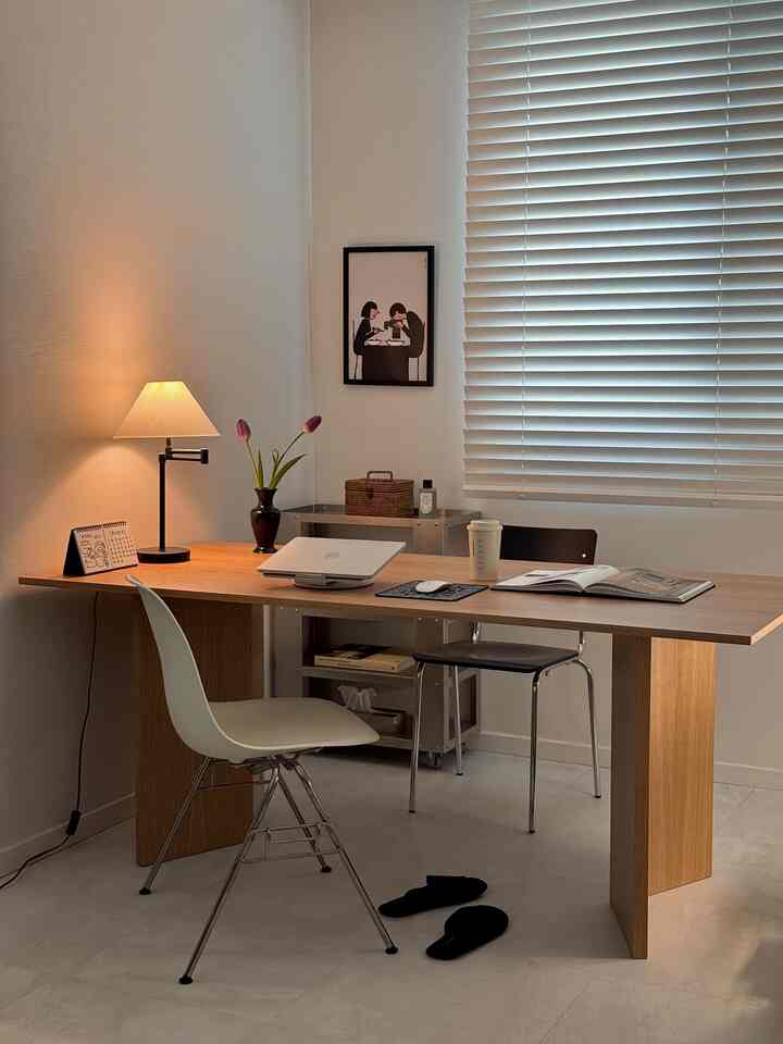 #오늘의우리집 #콘수프기록집 💛✨
N番目の書斎スペースを飾る！
ホワイトとウッド、ブラックポイント、花まで  #서재인테리어 #작업실인테리어 #우드테이블 #테이블 #다이닝룸인테리어 #다이닝테이블 #책상인테리어 #스탠드조명 #우드인테리어  #데코타일 #셀프인테리어 #체어 #책상의자} #화병 #꽃인테리어 #트롤리 #선반 #내방꾸미기 #자취방인테리어 #감성인테리어   #홈데코인테리어 #모던인테리어 #가구배치