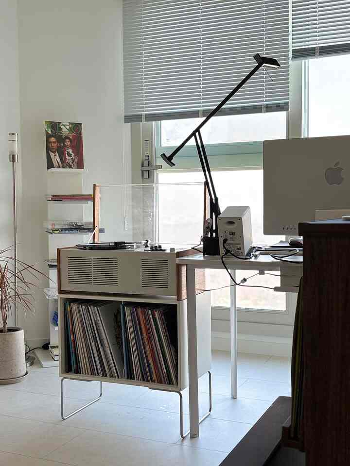 #요즘신혼인테리어

#CornSoupRecord #콘수프기록집 #티지오35 #조명 #조명인테리어 #조명추천 #서재방 #서재방인테리어 #서재방꾸미기 #서재방조명 #컴퓨터책상 #데스크테리어 #엘피플레이어 #엘피판 #엘피수집 #디터람스 #오디오 #벽선반 #신혼부부 #신혼집 #남편방

Update on my husband's room.

Why does my husband collect boxes in his room?

Why does he pile his clothes on the floor?

I've given up on cleaning now 🙂‍↔️

I'm sure all other husbands are the same..💭