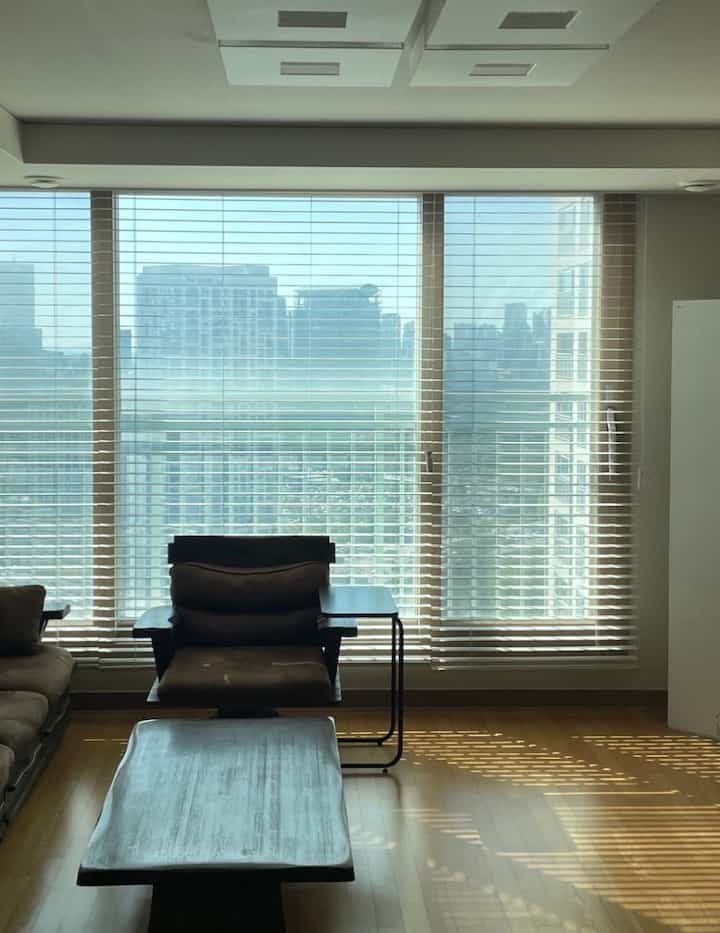 日当たりの良い今日の私たちの家🏡
インテリアの花は結局空いているようです。
本当に必要なものだけでいっぱいだから自然にすっきりとしたインテリアになっていくマジック！ 
家具のトーンを一定に保つのもすっきり見えるようにするヒントの一つだと思います。

＃インテリアノウハウ＃コンスープ記録集 