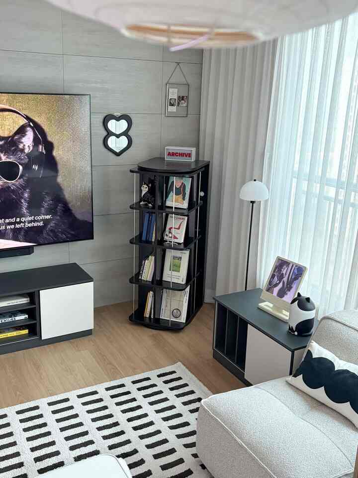 ＃五感レビュープログラムを通じて製品を提供され、直接使用してスタイリングした後期です。

リビングルームの雰囲気を変えたいときは、
家具一つが与える力が本当に大きいということをもう一度感じます✨
フォーダーホームループLED回転本棚はきれいなデザインです。 
空間に自然に溶け込む感じがとても良いですね🤍

よく手が行く趣味書籍から大切なオブジェたちまで一気にまとめて整理するのでリビングがしっかり整えられた気分ですよ📚
特にダブルベアリング構造なので、かかりにくくスムーズに帰る手味が安定していると何度も振り返ることになりました。 
ここに穏やかなLED照明まで加えると、夜には別のムードが完成します🌿

テレビ横の狭い空間でも気軽に配置しやすく、スペースをあまり占めずに収納力が良くて銅線もずっと簡潔になった感じですよ！
国内製作なので仕上げやディテールも安定感に感じられ、全体的な完成度も高く感じられました😊

実用的でありながらインテリアな綺麗さを活かしてくれるアイテムなので、リビングの雰囲気を変えたい方にぜひおすすめしたいです✨

＃本棚＃北棚＃回転本棚＃幼児本棚＃リビング本棚
＃テレビ長＃リビングルーム＃テレビ台＃収納場＃収納家具＃リビングインテリア＃リビングルームの装飾