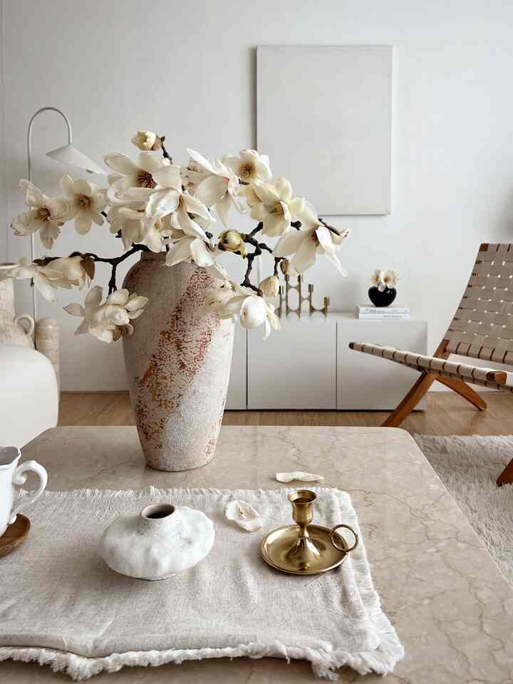 エレガントな花モクレン〜^^
今年も間違いなく最初の花はシダムからもたらしたモクレンです。
かわいい〜

＃モクレンの花＃モクレン＃花瓶インテリア＃大型花瓶＃大理石テーブル＃キューバチェア＃カルハンセンチェア＃低収納棚＃リビングルーム＃収納ホール＃キャンドルホルダー＃リビングテーブル＃リビング飾り＃ワビサビ 