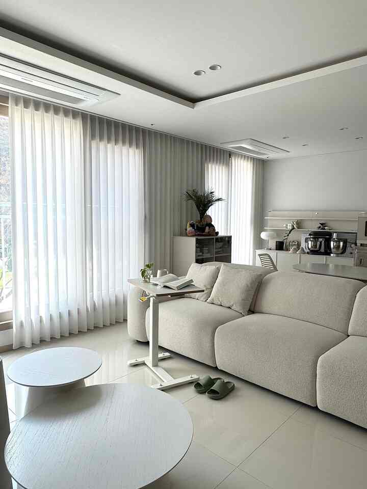 ＃協賛自宅で働いていると 
立ってタブレットの仕事を見たい時があります。
💚ピッチャーサイドテーブルTS3L
リビングルーム、研究室、ワークルーム、キッチン、寝室まで
移動して使用しています:)

ピッチャーサイドテーブルは
すっきりとしたデザインとデグザフレームになっています。
ショパ、ベッドで使用するときに密接に密着できます。
665mm～1020mmの高さ調節が可能
ショパに座って使うときでも
ステンディングとして立って使用しても
お好みの高さに手軽に調節できました。
＃移動式テーブル＃サイドテーブル＃ショパテーブル 

レバーを使って90度まで高さ調整が可能です。
双方向に傾きを設定できます。
本を読むとき、iPadで映像を視聴するとき、 
単語を勉強するときなど、目の高さにぴったり合ってみることができてよかったです。


薄くてスリムな隠しキャスターで
足部分をショパの下にもすっぽり押し込むことができ、
LOCKボタンが個別に操作可能なので
自由な移動はもちろん
使用時に安定して固定までできます:)

私はiPadでビデオ作業、企画案の作成を頻繁にします。 
ショパに座って一杯のコーヒーを飲みながら使用するのに最適です。
夕方に夫と並んで座る 
ビールを一杯、テレビの時にもっとよく使うようになりましたよ！


ベーキング材料を計量するときでも 
しっかり持ってきて台所でも使う
目の高さに合い、複雑なキッチンまで広がった気分です。
実用性最高のピッチャー可動式テーブルお勧めします:)

＃リビングインテリア＃広いリビングルーム＃ショパーテーブル＃ハイデスク 
＃高低調節デスク＃読書室デスク＃講義隊＃リビングショップ 
＃ソファーテーブル＃リクライナーソファ＃リクライナーショパ 
＃ホームカフェ＃リビングカーテン＃リビングルーム＃オーブンシート＃86インチテレビ 
