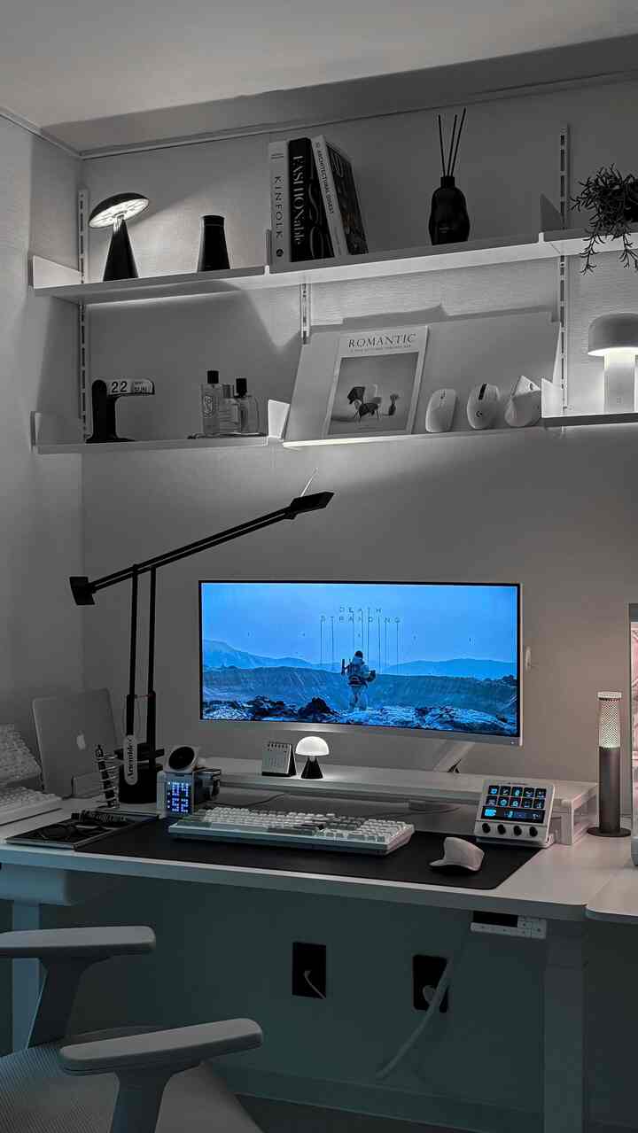 ＃コンスープフィルム＃アンボクシングレビュー 

久しぶりにビデオアップデッド🖤

最近、私が最も多くの時間を過ごすスペース、
ブラック＆ホワイトで飾られたすっきりとしたデスクセットアップをご紹介します。

今回最も気になった部分は「空間の効率性」です。 
モニターを空中浮揚させるとデスクの上がはるかに広くなり、
視界がパノラマなので作業没入度がしっかり変わりますね。

特にスムーズな移動.. ✨
火を消しても点灯しても照明だけを点灯しても、みないい自分だけの空間です

MacBookやゲームコントローラ、そして小さなオブジェまで。
好きなものだけで満たされたこの空間で
今日も気持ちよく仕事を終えてみます

スペース情報や気になる点はコメント残してください！ 🖤

＃家が贈り物をお勧めします＃今日のシーンカット
＃ハチミツの組み合わせ＃ブラックインテリア＃ホワイトインテリア＃ミッドセンチュリー＃無彩色インテリア＃私たちの家自慢＃コンスープ記録 
＃コンスープ記録集＃賢い消費＃インテリアノウハウ＃インテリア＃ホームオフィス＃書斎インテリア＃ブラックインテリア