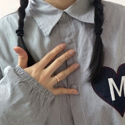 디테일 하나하나 신경쓴 것들에 감동을 느끼는 나..🤍
진짜 제대로 감동했어요
▫️🎧 제공 | 미스틱문  @misticmoon_official 
똑딱이형식의 편한 여닫기 방식과
씻을때도 흘러내리지 않는 시보리 소매
그리고 귀여운 가슴과 엉덩이의 하트패치
허리선 포인트에 콩단추까지..🩶🖤💙
너무 사랑스러운 파자마에요
전 등원시킬때 바지만 갈아입고 요거만 입고 나간적도 많은데 ㅋㅋ
구냥 예쁜 셔츠인줄 아시더라구요..ㅎㅎ
소재도 고급원단에
아방하고 핏예쁜 잠옷이라
후즐근한 느낌 없는데도 편안해요
@misticmoon_official
#콘수프기록집 #콘텐츠수익화 #예쁜템최고야