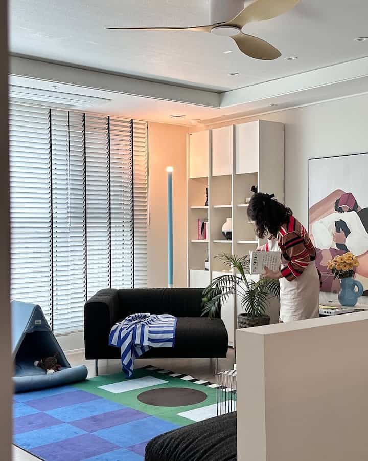 白と黒を基調としたリビング、モダンな家具と自然の要素が調和した落ち着いた空間