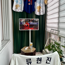 야구는 시작했는데 티켓팅은 너무 어렵죠..!
저희는 집에서 집관중입니다!🦅🧡⚾️
응원하는 팀 선수들 유니폼도 걸어두고!👏🏻
베란다에서 보니까 야외에서 보는 느낌!👀✨
야구시작에 맞춰 
집에서 갖튀긴 치킨과 맥주 조합이란!🍗🍺
야구엔 치킨이잖아요!👏🏻
직관가서도 맛있는건 꼭 먹어줘야하는데!
집에서 해먹으면 더 꾸울맛!🧑🏻‍🍳😋
#베란다꾸미기 #전세인테리어총집합 #타일시공 #구축극복기 #비포애프터 #식집사성장기 #셀프인테리어 #오늘의가든 #신혼부부 #신혼부부인테리어 #베란다인테리어 #베란다가드닝 #셀프diy #타일바닥 #베란다타일 #플랜테리어 #식물한스푼 #못없이커튼봉 #아파트인테리어 #디테일에진심인편 #타일인테리어 #베란다활용 #베란다활용법 #구축사용설명서 #전셋집업그레이드 #집에서야구보는사람들 