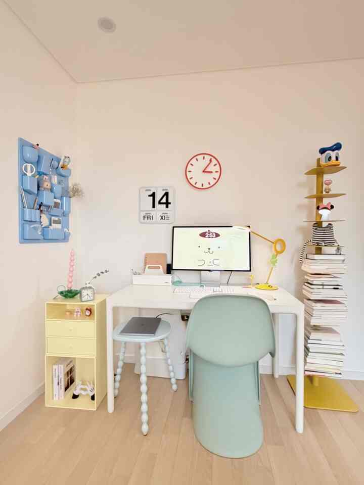 春そうで机の周りを少し整えてみました🩷
イエロー+ブルーカラー中心に  #데스크테리어 #컬러풀인테리어 #작은집꾸미기 #서재꾸미기