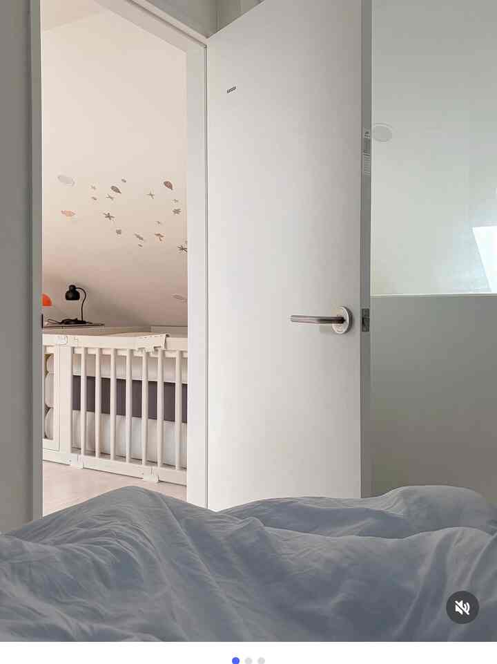 
お部屋を2階に移動してから1ヶ月になりました。 
いつか2階に寝室に引っ越していくと漠然と 
思ったけど、もう来てしまいました。 

2階の生活はそれなり満足です。 
ベッドフレームをもう使えないという点です。 

とても好きなフレームなのに満足度最高！ 
しかし、もうできなかったのでとても残念です😭

＃コンスープ記録集＃今日の私たちの家＃赤ちゃんの装飾 