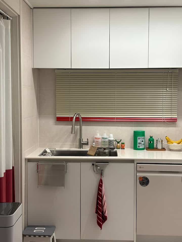 #コンスープ記録集 #インテリアノウハウ

台所に色々な色のものが多いのに
大きな比重を占めるブラインドとカーテンにポイントカラーを合わせる 
ちょっと統一された感じがしましたよ😌

家で知ったツートンブラインドを甘くした後
私たちの家のキッチンの雰囲気が変わっています！
深刻なインテリアにポイントを与えたいならカラーブラインド完全におすすめです❤️🤍

＃カラーブラインド＃カラーポイント＃レッドポイント＃レッド＃キッチンインテリア＃キッチン＃キッチン飾り＃キッチンブラインド＃ブラインド＃ブラインドインテリア＃ブラインドおすすめ＃キッチン整理 