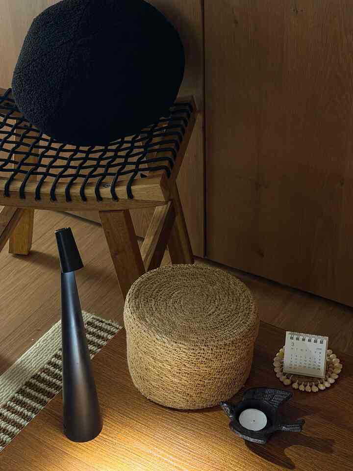 #日常記録 

一日の終わりには小さな＃スタンド照明を入れて
食べたり、書いたり、見たりする
こんな＃一人だけの時間は本当に大切です。


＃コンスープ記録＃コンスープ記録集＃リビングテーブル＃リビングインテリア 