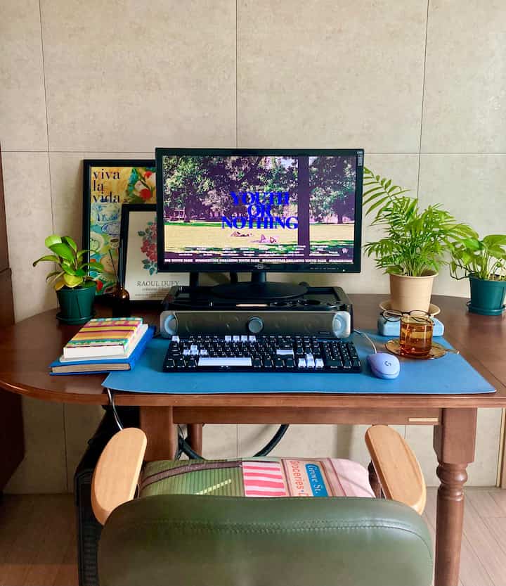 #最近新婚インテリア

お好みと温もりが宿るところ、私たちだけのヴィンテージホーム
私たち夫婦のライフスタイルと大切な好みをしっかりと押し込んだ新婚ハウススペースをご紹介します！ 🏠✨

全体的にウッドトーンの落ち着きをベースにするが、ビビッドなカラーポイントとヴィンテージなオブジェをミックスマッチしてみました。スペースごとに手が届かないところはありません:)

1.インスピレーションと集中の空間、リビングルームのホームオフィス👩🏻‍💻
リビングルーム片側のワークスペースを作ってマルチタスクをしましょう！
• Point
濃厚なウッドデスクとブルーのジャンパッドの組み合わせ！やや重くなる雰囲気をカラーがつかんでください。
• Greenery
机の上に配置された緑の植物は目の疲れを和らげるだけでなく、空間に生気を吹き込んでくれます。
夜は穏やかな照明の下でジャズを聴きながら仕事を見たり、趣味活動を楽しんでください！🎵

2.ホームカフェのロマンを実現したダイニングゾーン☕️
私たちのカップルが好きなブランチタイムを楽しむ場所
• Furniture
透明なガラステーブルとビビッドな緑のチェアをマッチして軽快なムードを演出しました。
• Mood
壁面にはヴィンテージのポスターとかわいいマグネットをつけて、まるでパリの小さなカフェに来たような気分を出しました。焼きたてのトーストとミルクのグラスなら週末の朝が足りなくて幸せです🍝🍞

3.居心地自体、寝室😴
一日の疲れを溶かす寝室は、ふわふわに集中しました。
• Bedding
ホワイトとブルーのストライプパターンの寝具で清涼感を与え、ヘリンボーンの床とウッドフレームが与える暖かい感じが調和をとりました。
•詳細
ベッドサイドのヴィンテージなデスクとキャンドルウォーマーは、夜ごとに居心地の良い雰囲気を完成してくれる一等公信です！

家具一つ、小物一つ悩んでいっぱいの楽しみがまさに新婚の醍醐味ではないかと思います。途方もなくても、私たちの決まりが生きている空間で過ごす時間がとても大切ですよ👫🫶

＃今日の家＃オンラインハウス＃新婚旅行のインテリア＃ミッドセンチュリーモダン＃ビンテージインテリア＃ホームスタイリング＃リビングインテリア＃寝室の装飾＃ホームカフェ＃ホームテリア＃キッチンインテリア＃キッチン装飾＃好みコレクション＃ミックスマッチ＃レトロインテリア＃ビンテージホーム