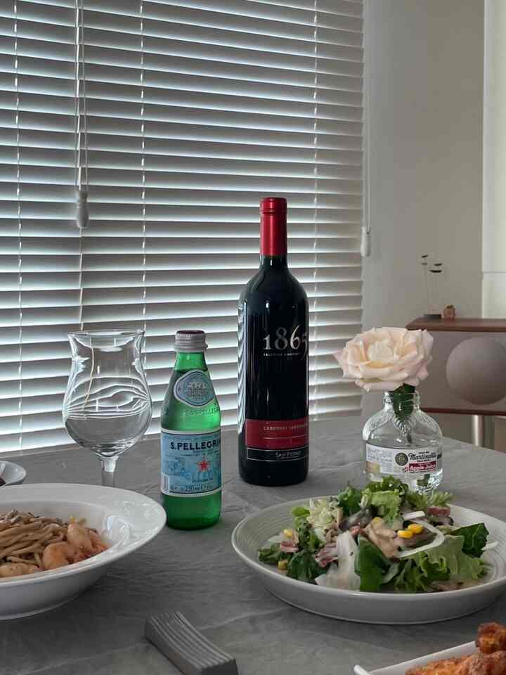 #인테리어노하우 #콘수프기록집 

私は個人的にシンプルなトーンのインテリアを好む。
たまにシンプルさに飽きてしまう時がありますよㅎ
そんな時、たまに花の数本が買っておくだけでも華やかさが満たされたんですよ。 
特にダイニングテーブルやホームパーティーをするときに小さくても、いくつのソングが加えてくれるのがテーブルの雰囲気をしっかりよりよく生かしてくれるようです！  #꽃인테리어 #꽃이있는집 #화병 #화병인테리어 #꽃다발 #거실 #홈파티 #홈파티음식 #홈파티메뉴 #다이닝테이블  #다이닝공간 

