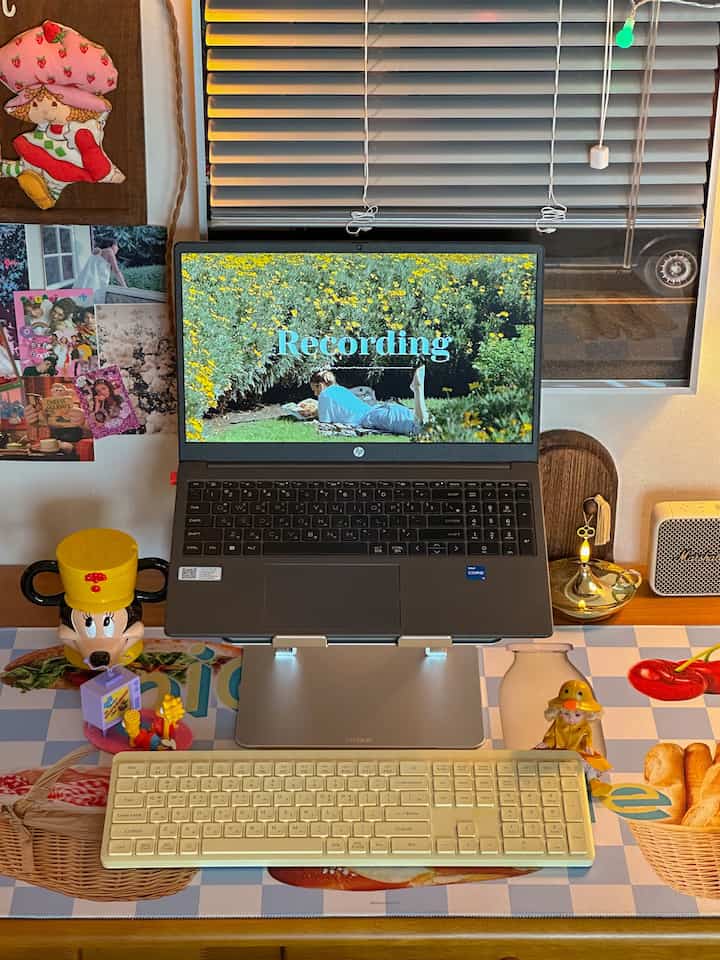 ＃かわいいテム最高です＃ジクリックカー＃キーボード＃デスクテリア
＃ビンテージインテリア＃ワッツオンマイデスク＃デスクを飾る
#ヴィンテージムード 

ジクリックカーサイレンスLロープロファイルWK110B
ラブリーなバニライエロー💛

静かに、スムーズにつながるタイピング⌨️
ロープロファイルデザインです。
手首に力を入れずに
軽くつながる感じが快適に感じられます。

工場プール潤滑膜処理炉
ソフトキー感と
シリコンダンパーが押さえつかんで
打鍵する際の安定感も感じられます。

イージスイッチマルチペアリング機能
右上ボタンで簡単に機器切り替え

スリムで軽くて席を動かす時も負担なく
色とりどりのデスクの雰囲気を変えるのに最適です💛