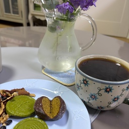 #애착살림템 3 #예쁜살림템 
#예쁜그릇 #최애템 
🌸꽃모닝 
매일 하루의 시작 ! ☕️모닝커피를 마시는데 
#n년간사용하고있는 애착살림템중 하나가 폴란드그릇 라떼잔☕️과 요즘 #최애템 리본접시 🍽️
#애착살림템 으로 커피마시는 행복한 시간☘️