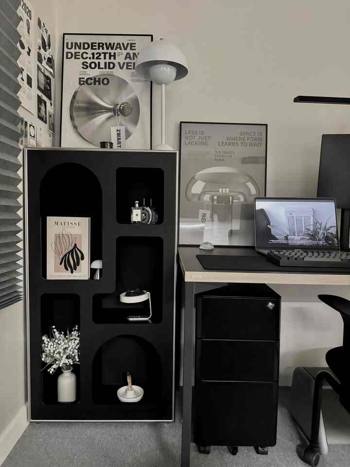 ＃五感レビュープログラムを通じて製品を提供され、直接使用してスタイリングした後期です。

書斎にフロエンループミッドセンチュリー飾りを設置してみました。イアン家具のフロエンループミッドセンチュリー飾りは全面の独特なオープン型構造に直線とアーチ型が一緒に入っていて、ミットミッドなポイント家具です。 

非定型の飾りのおかげで、小物をたくさん入れなくても飾り自体だけでインテリア効果が大きいんですよ。

私は書斎に設置してみましたが、600サイズだから負担にならない幅なので、机の横に曖昧に空の空間に置くのが良かったです。あまり大きくなくて苦しくなく、だからといって存在感が弱いわけでもなく、書斎空間で机とよく合いました。 

私は本、ディフューザー、オブジェ、花瓶のような小物を載せて使っていますが、カンマごとに高さと形が違って配置する楽しみがあります。同じ物を載せてもずっと感覚的に見える点がこの飾り場の最大の利点のようです。

ブラックカラーを使ってみましたが、ブラックインテリアにこだわり、ブラックで飾られたデスクテリアとよく合って満足していました。 

ブラック、ホワイト、シルバー、ガラス素材の小物たちと組み合わせた時、コントラストがきれいに生きて空間がよりお洒落に見えました。

リビングや書斎など、家の空きスペースを埋める飾りを探していたら満足していただけると思います。私のようにブラックトンデスクテリアやミッドセンチュリーインテリア好きな方に特におすすめしたいです。

＃装飾品＃非定型＃600装飾品＃600棚＃装飾品インテリア＃装飾品装飾＃装飾品装飾ブラックデスクテリア 