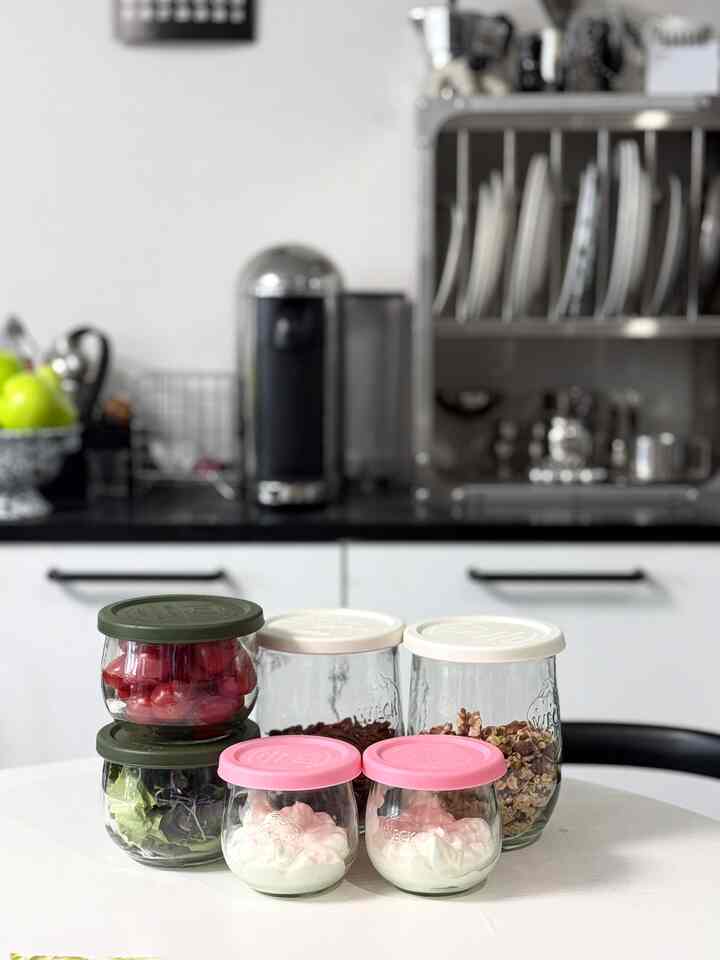 
＃五感レビュープログラムを通じて製品を提供され、直接使用してスタイリング港の後期です。

ドイツガラス容器ブランドWECK
120年の伝統のガラス技術に基づいて
不要な化学添加なし
ガラス本来の澄んだ質感をそのまま活かしたブランドです。

ヴィンテージのイチゴのロゴのディテールまで加わる
実用的でありながら感性的なガラス容器で有名ですね🤍

今回使ってみた商品は
よく使うサイズで構成されたセットなのに（私たちの家の基本セット）
用途に合わせて選ぶのが好き
一つだけ買うのが残念だった人にはぴったりです🙌

ガラス瓶はシリコン蓋、ガラス蓋、クリップ型蓋まで
3つのタイプで構成されています
状況に合わせて多様に活用でき、

無駄のないすっきりとしたデザインです。
ジュースや飲み物を入れておくのにもとてもよく似合いましたよ🍓

ツーリップ型は下がるにつれて狭くなるラインです。
可愛くて感性的な感じがあり、
ピンクカラーまで加わり、より可愛らしい雰囲気💕

何よりも密閉力が思ったより良い
飲み物を入れて振ったり、しばらく逆に置いたり漏れたりせず、
保管用としてもとても良いです。

私は最近朝に食べるヨーグルトやナッツなど
小分けして朝に食べるのがとても満足しています👍🏼
機会があればシリンダー用も使ってみるべきです💗

食器洗い機の使用はもちろん
熱湯消毒も可能だから
衛生的に管理するのも楽ですよ🙂

保管からプレーティングまで
活用も高いガラス容器をお探しならお勧めします🤍

#Waw #WECK #웩유리용기 #유리용기추천 #주방템 #살림템 #감성주방 #냉장고정리 #홈카페 #주방용기