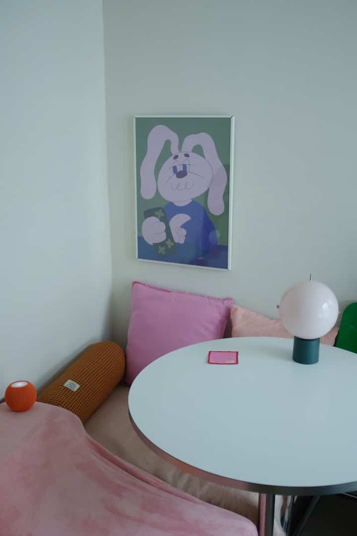 ＃インテリアノウハウ＃コンスープ記録集 

オフィステルに住んでいて、最も残念なのが「ソファ」の2つのスペースがないということです。 🛋️ だからといっても、細い家に餅をしているので、ソファを持ち上げると苦しく見えそうです。

今回は私は普段よく使わないスツールをベッドの横の隅に果敢に配置してみました！そしてその上に見えにくいピンク色の毛布をしっかりかけ、爽やかなオレンジ＆ピンククッションをレイヤーリングしてくれたら…。世界にひとつだけの私だけの居心地の良い空間になったよ✨


ここで私だけの超強力チップもう一つ！オフィステルの壁に付いている巨大な玄関通話パネル（インターホン）、インテリア破壊犯だから本当に隠したいと思いましたか？

私はその上に私の好みにぴったりのキッチしたウサギイラストポスターを額縁に入れて掛けました。 🐇額縁フレームがパネル厚を自然にカバーしてくれて、柿のようにきれいなインテリアオブジェに変身しました！ 🖼️のおかげでソファに座った時、視線がとどまる空間がすっきりきれいで綺麗になりました。 😉

透明なモジュール棚の上にオブジェのような照明を置き、夜はムードなどで、日中は小物として活用する「一石二鳥」センスまで！ 
狭い家ほど、このように家具の配置を少しだけ変えても、全く違う空間を楽しむことができます。皆さんも家に使わないスツールがあればすぐ隅に移してみてください！ 💖

インテリアノウハウ＃フレームスタイリング＃インターフォンを選ぶ＃クッションレイヤー＃ムードランプ＃新鮮な＃職場の日常＃MZインテリア