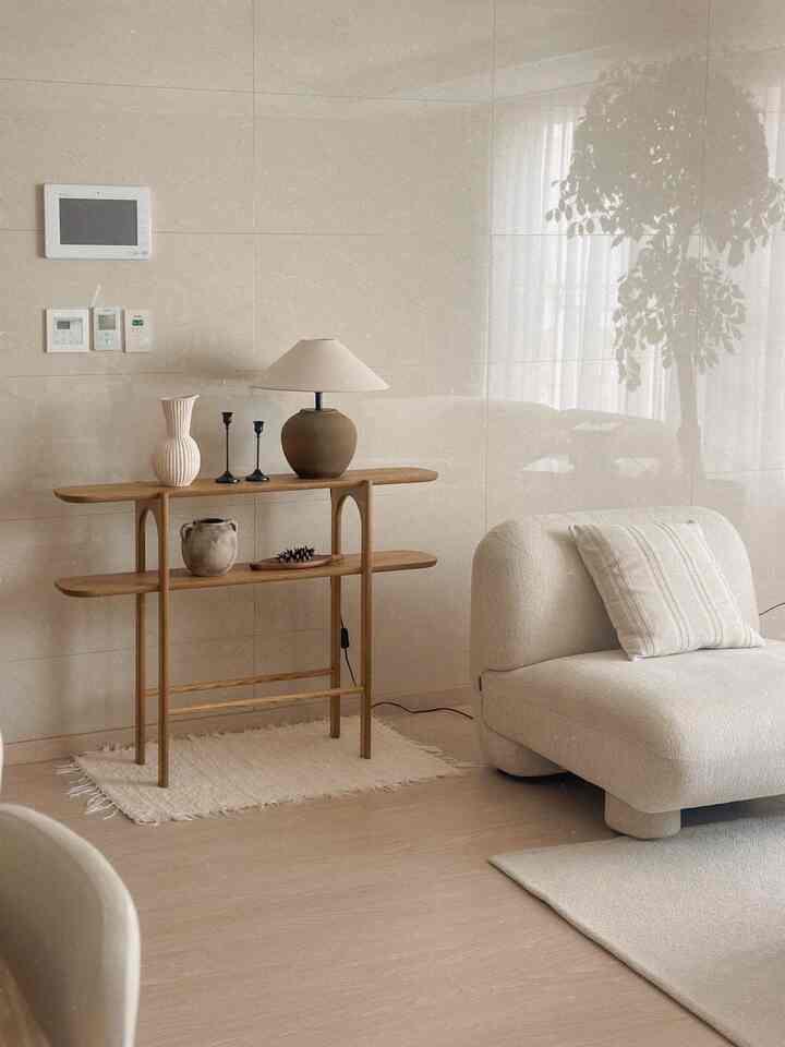 #오감리뷰 プログラムを通じて製品を提供され、直接使用してスタイリングした後期です。

見てすぐに気に入ったウッドコンソールテーブル..🌿
本物の白樺の木で作られており、質感から高級感があります。
特にこのコンソールは足シェイプから全体的なラインが本当にエレガントですね！

よく聞いた家具一つなら空間が生きるという言葉のように
まさにこのコンソールが死んでいなかったので、インターホンゾーンを生かしました。 🥺

高さ1000までは追加料金を払わなくても
カスタム製作が可能なので、私のスペースに応じて  #복도콘솔 #콘솔 #빈티지가구 #우드인테리어 #콘수프기록집 #30평대인테리어 #와비사비 #화이트우드 