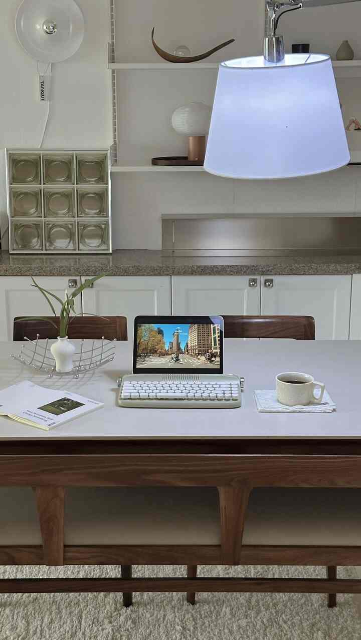 
ssᴏᴍɴᴅᴇᴄᴏ
クリームベージュトーンのセラミック天板がほのかに空間を明らかにしてくれ、ウォールナットカラーフレームが加わって暖かいムードまで握ってくれるサムアンドデコピアゴセラミックテーブル - 🫧 

セラミック天板だからスクラッチや汚染に強く、子どもと一緒に使う家でも気軽に使いやすく、EO等級クルミの木枠だからもっと安心になりました。

セラミック天板なのでスクラッチや汚染に強く、子どもと一緒に使う家でも気軽に使いやすく、EO等級クルミの木枠だからもっと安心になりましたね😌*₊ᐝ 椅子はベンチ型と独立型の中から選べるけど僕はミックスして配置したら空間がもっと感覚。クッション感も快適で長く座っていても負担がありませんね♥

デザインと実用性の両方をつかんだテーブルなので、最近は食事の時間だけでなく、お茶を一杯する瞬間まで自然にこの空間にとどまりますよ☕️

＃サムアンドデコ＃ピアゴテーブル＃セラミックダイニングテーブル＃ダイニングルームインテリア＃ダイニングテーブルおすすめ＃コーンスープフィリップ 