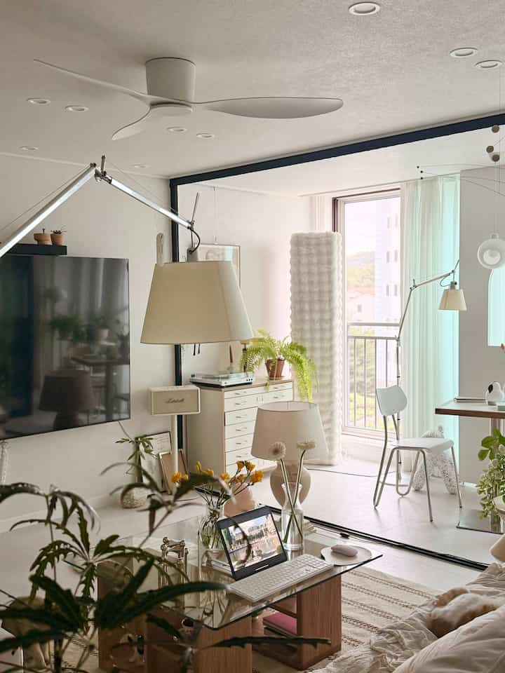 ＃今日の私たちの家＃コンスープ記録集 

休みの日ですが、私は曇りで家のコックをしようとします〰️🤍

むしろいいですか？！🤭

昨日雨が降ってきたおかげで、微細なほこりも良くて窓を開けておいて換気させるのに平和で幸せですね..🤍

音楽を聴きながら、しばらくの休憩時間を持たなければなりません😌

＃リビングルーム＃リビングスタイル＃リビングスタイル＃照明＃アルテミデ＃バスキュランテ＃トロメオメガ＃ソファテーブル＃ラグ＃リトン＃シーリングファン＃花＃植民地時代＃プランテリア 