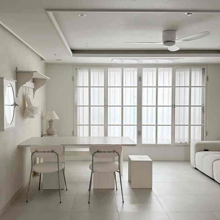 フレンチムードリビングルーム..🪽🫧

最近では日差しは本当に良いです໒꒱‧₊˚
テーブルの窓辺に移動した後、もっときれいに見えました！ 
日差しが自然に入ってきて
空間そのものがはるかに明るくゆとりあるように感じる！

美しさとダイニングテーブルトンド 
よりよく調和して全体の雰囲気 
さらに整えられると思います❥･

家を広く見せる方法は
それぞれ好みがありますが、
トーンを合わせるのが最もきれいでありながら
拡張感を与える方法だと思います☁️


＃コンスープ記録集