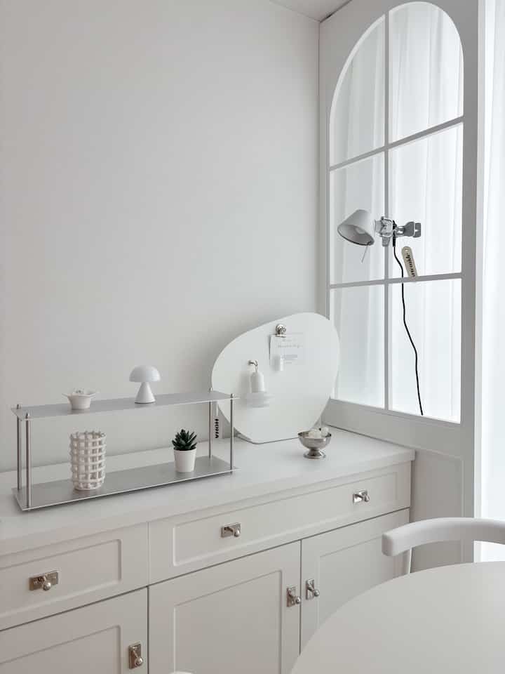 ➰照明インテリア

今回聞いたトロメオマイクロピンザ鉗子照明🤍
ヨガひとつで気分が変わった感じです。

大きなスタンドは座席も隠れていて
何か配置が曖昧になるかもしれません。
ヤングトングタイプだから好きなところに
手に入れて書くことができてとても楽です。

机、棚、ベッドフレームまで
あちこちを見ました。
高精度でしっかりして安定感もグッド👍🏻

角度調整もやさしくうまくいって
光の方向は好きなようにキャッチしやすいです。

デザインはやっぱり言って何してる…
それ以上のことなく、きれいにそれ自体
どこに置いてもインテリアが壊れて自然に溶けます。
カラーは鉄テリアホワイトインテリアムードに全面！

光も過ぎず、ほのかに
作業するときもいいです。
夜はムードなどのようにつけておくのにぴったりです🤍

小さいけれど存在感確かなアイテムだから
最近一番よく買いたい照明ですよ🫶🏻🫶🏻

＃コンスープ記録集#アルテミデマイクロピンザ #トロメオ #ワークスペース