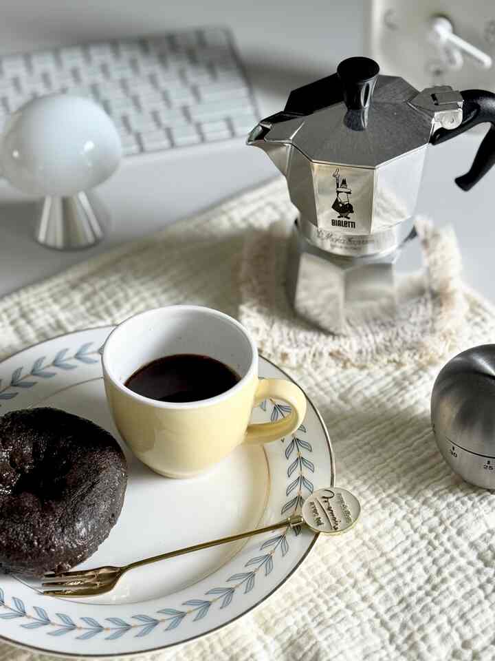 #오감리뷰 プログラムを通じて製品を提供され、直接使用してスタイリングした後期です。

ビアレティモカエクスプレス2カップを直接使ってみると、シンプルなコーヒーツールを超えて一つの感性的なライフスタイルアイテムだと思いました。 
ニューヨーク現代美術館MoMAに永久所蔵されるほど象徴性とデザイン価値を認められた製品なので、キッチンやテーブルの上に置くだけでも雰囲気がしっかり生きていきました。
クラシックながらも象徴的なデザインは時間が経っても飽きのこない魅力があり、自宅で楽しむコーヒーの時間をより特別に作ってくれると思います🩶
一番大きな魅力は、火の上からコーヒーが抽出される過程を直接見守ることができるという点！水を入れてコーヒー粉を入れて火に入れておけば、徐々にコーヒーが上に上がってくる姿がまるで小さな実験のようでもあり、何か可愛い姿にその時間自体が一つのヒーリングで感じられます。
忙しく流れる日常の中でしばらく止まって香りと音を感じる時間がとても良いです。

使い方も本当に簡単です。下段に水を満たしてフィルターに豆を入れた後、組み合わせて沸騰すれば終わりという直感的な構造なので、初めて使っても全く難しくないように楽しめます。電気機械ではなく直接火を使う方式なので、よりアナログ的な感性が感じられ、その過程さえ一つの趣味のように迫ってくるでしょうか？

完成したコーヒーは深く濃厚なエスプレッソ風味を持っており、そのまま飲んでもいいし、牛乳を加えてラテで楽しんだり、氷を入れてアイスコーヒーに変形するなど様々なドリンクとして活用するのにもいいです。  #모카포트 #홈카페 #홈카페소품 #커피타임 #테이블웨어 #커피맛집 