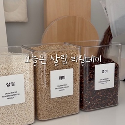 #콘수프기록집 #오늘의우리집
오늘은 살림 리필데이 💛
- 소스통에 세탁세제를 넣어 사용하니 양조절도 쉽고 가벼워서 훨씬 편하더라구요 ㅎㅎ 
- 칫솔,치약은 세로수납함에 세워두면 한눈에 보이고 꺼내기도 편해요 
- 캡슐세제는 통에 넣어두고 쓰고있어요 원터치 통이라 열고 닫기편하고 투명해서 잔여량도 잘 보이구요 
- 스틱으로 된 영양제는 회전선반에 모아서 정리했어요 
칸이 나눠져있어 종류별로 정리하기 좋고 잘 보이는 주방에 놓아두니 매일 챙겨먹게되더라구요
- 쌀통도 원터치통을 사용해 냉장고에 두고 바로 덜어쓰구요 
잡곡은 캐니스터에 1키로씩 딱 들어가요 저는 (중)사이즈 사용했어요~!
#주방정리 #주방수납 #주방용품 #주방템 #쌀통 #쌀통추천 #세탁세제통 #주방정리템 #살림템 #살림팁 #주방소품 #주방인테리어 #싱크대인테리어 #싱크대정리 