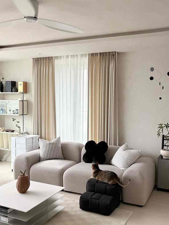 ＃製品提供 

猫はとても柔軟です。 
関節の心配がないと思いましたが、 
実は着地時に衝撃が蓄積したら 
後で苦労する可能性があります🙀 

病気をよく隠す子供たち 
あらかじめ用意しておきたいから選んだ 
スリップディノクシペットステップ✔️

クシソファのその優しさをそのまま 
ペットの足下に運んできた製品なので、 
子供たちは拒否感なしにすぐに適応しました。

足に群がる動きを減らす 
自然に歩く習慣に変える 
執事の心も一応快適になりました✨

自分で書いてみて感じたクシペットステップの蒸し魅力 🤍

まず猫がいる家なら 
一番心配なスクラッチ！
爪や歯に強い締め切りです。 
気にして書けますよ

さらに、イージークリーンファブリックです。 
生活汚染や防水の心配もなく、 
細かいほこりやダニの浸透を防ぎます。 
衛生面でも100点です :)

最も満足できるのは密度感です。
硬すぎず、ふわふわでもなくて 
関節に無理なくしっかり 
足を支えてくれる感じ！

ソファやベッドのどこに置いても 
ぴったりの高さ感のおかげで 
インテリアも傷つくことなく 
とても似合います🏠

100％国内生産に環境にやさしい素材だから安心して使うのに、 
今回の体験団を通して、私たちの子供たちの生活 
さらに特別になった気分です。

苗生関節、今スリップディノと 
元気に守ってあげましょう🐾

＃スリップディノ＃ペットステップ＃クシペットステップ 
＃猫のある家＃猫のインテリア 
＃コンスープ記録集 