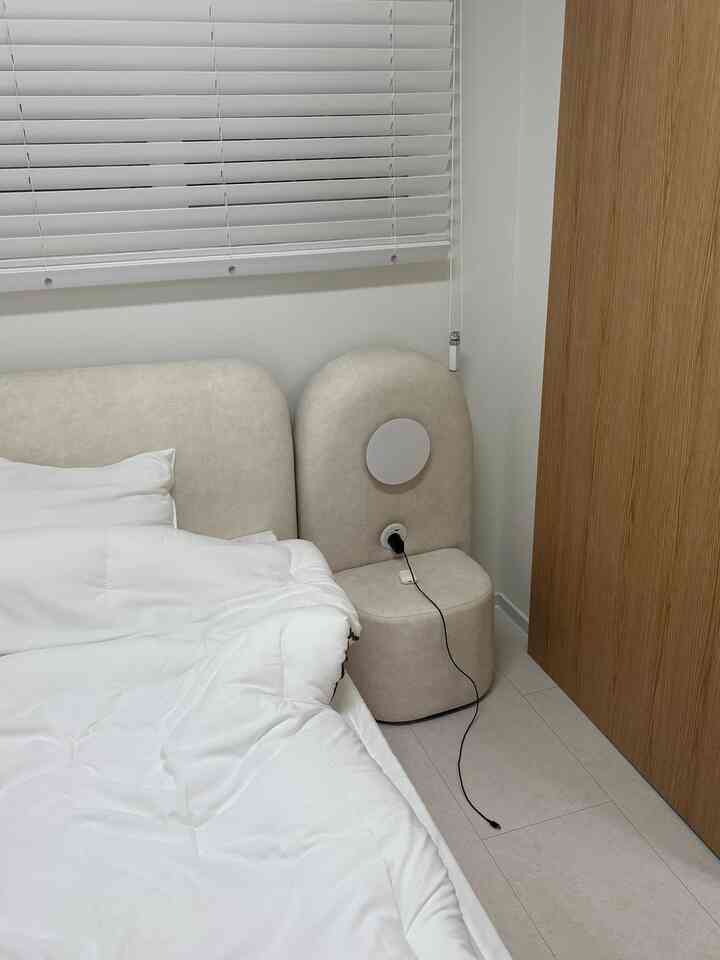 ちょうどベッドだけが入る大きさの部屋- 
扉を閉じると隠れて快適です🙃

スライドドアがなければ不可能でした。

＃ベッドルームインテリア＃ベッドルーム＃ベッド＃ベッドルーム飾り＃寝具＃ベッドフレーム＃ベッドルームスタイリング＃寝具セット＃ホワイトインテリア 