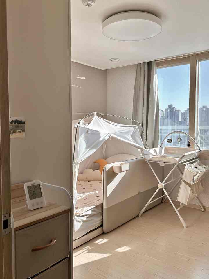 #賢明な消費 #コンスープ記録集 子供部屋とリビングルームには必ず備えておく温湿度計🫧🌡️ 温湿度に敏感なお母さんとあちこち備えておきました。いつも朝起きたら、温湿度計先にチェックしますね🥹🤍今日は雨が降っていて、湿った日です☔️

＃赤ちゃんの装飾＃赤ちゃんの部屋のインテリア＃赤ちゃんの小道具＃赤ちゃんの部屋＃赤ちゃんの家具＃赤ちゃんの家具＃赤ちゃんの装飾の小道具＃赤ちゃんのインテリアの小道具＃子供のインテリア＃子供の装飾＃子供の家具＃子供の小道具＃木製インテリア＃ウッドインテリア＃ウッドインテリア＃ウッドインテリア＃子育て用品＃ベッドガード＃暖房テント＃ベビーベッドガード
